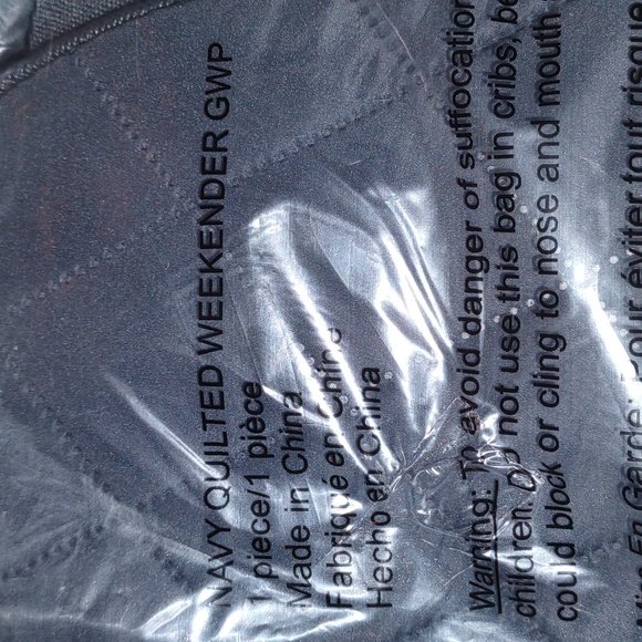 Bag๐บDSW Quilted Weekender Bag in Navy - Picture 11 of 14